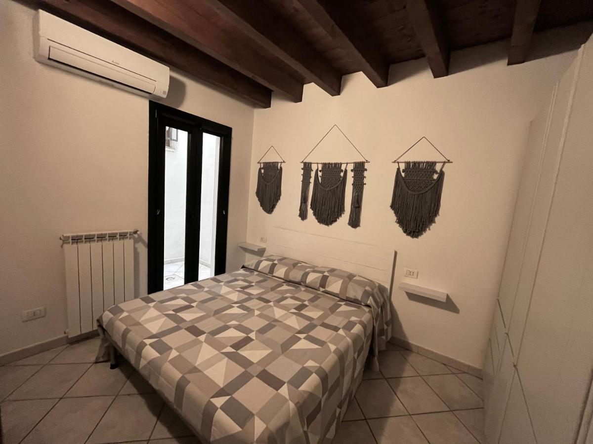La Casa Gialla Каляри Екстериор снимка
